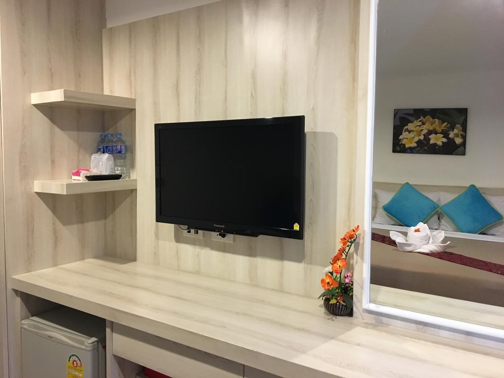 Phuthara Hostel Пхукет Экстерьер фото