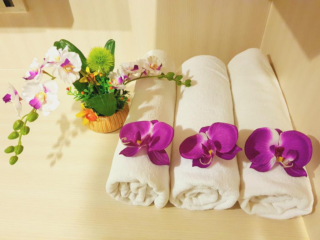 Phuthara Hostel Пхукет Экстерьер фото