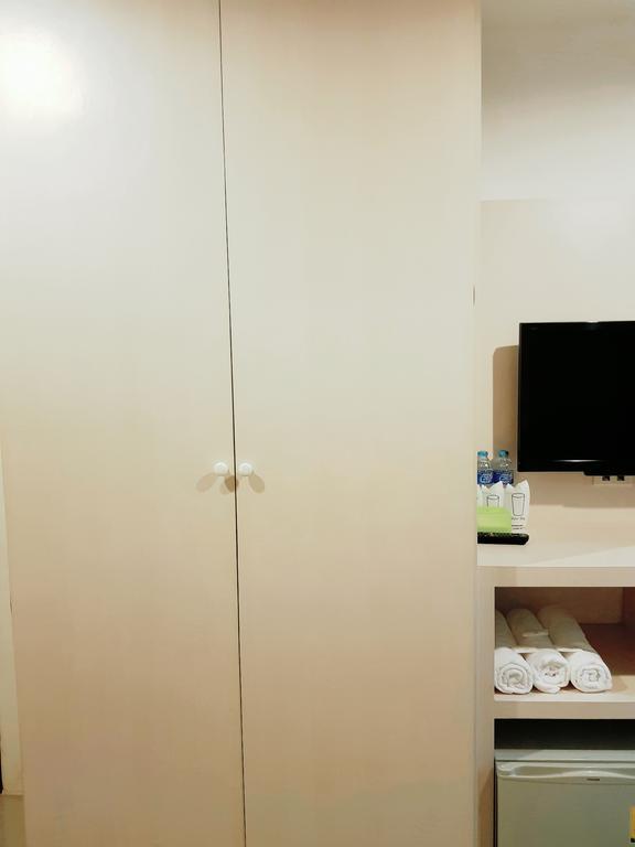 Phuthara Hostel Пхукет Экстерьер фото