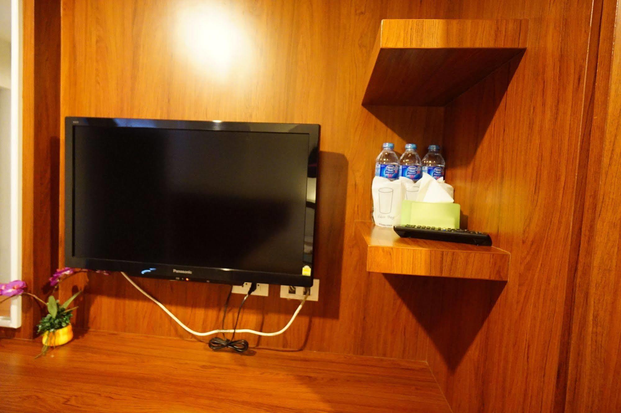 Phuthara Hostel Пхукет Экстерьер фото