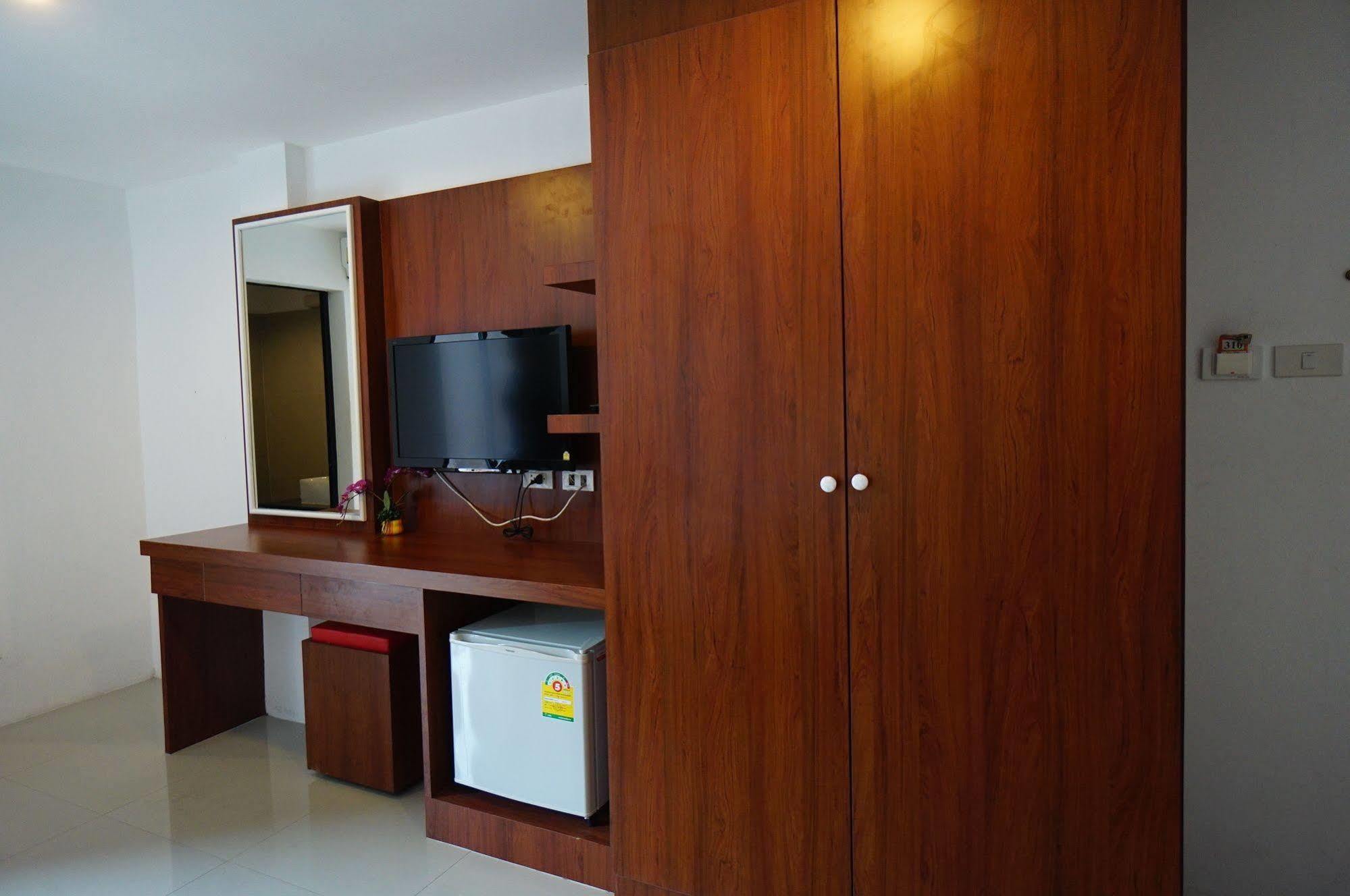 Phuthara Hostel Пхукет Экстерьер фото