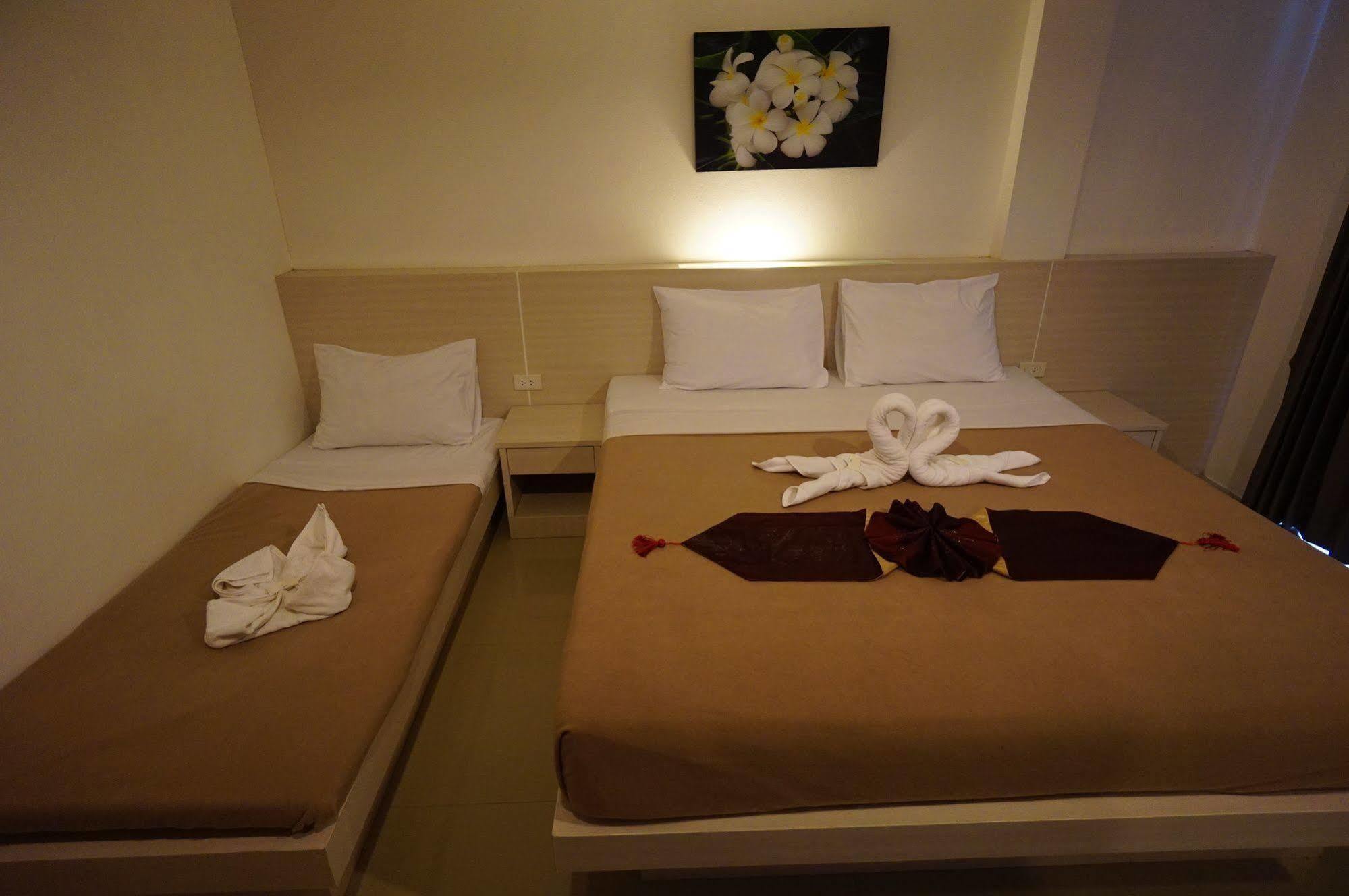Phuthara Hostel Пхукет Экстерьер фото
