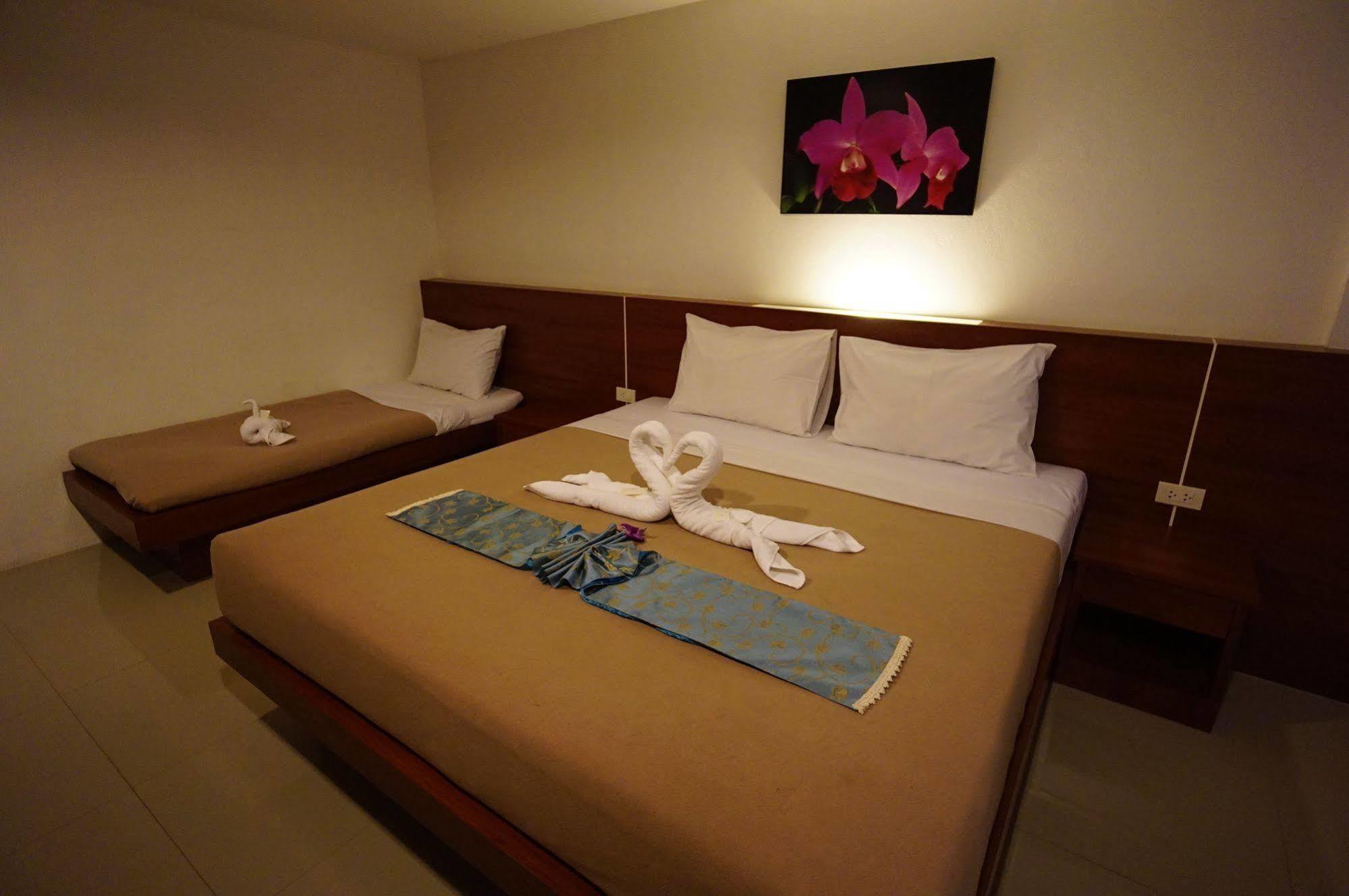 Phuthara Hostel Пхукет Экстерьер фото