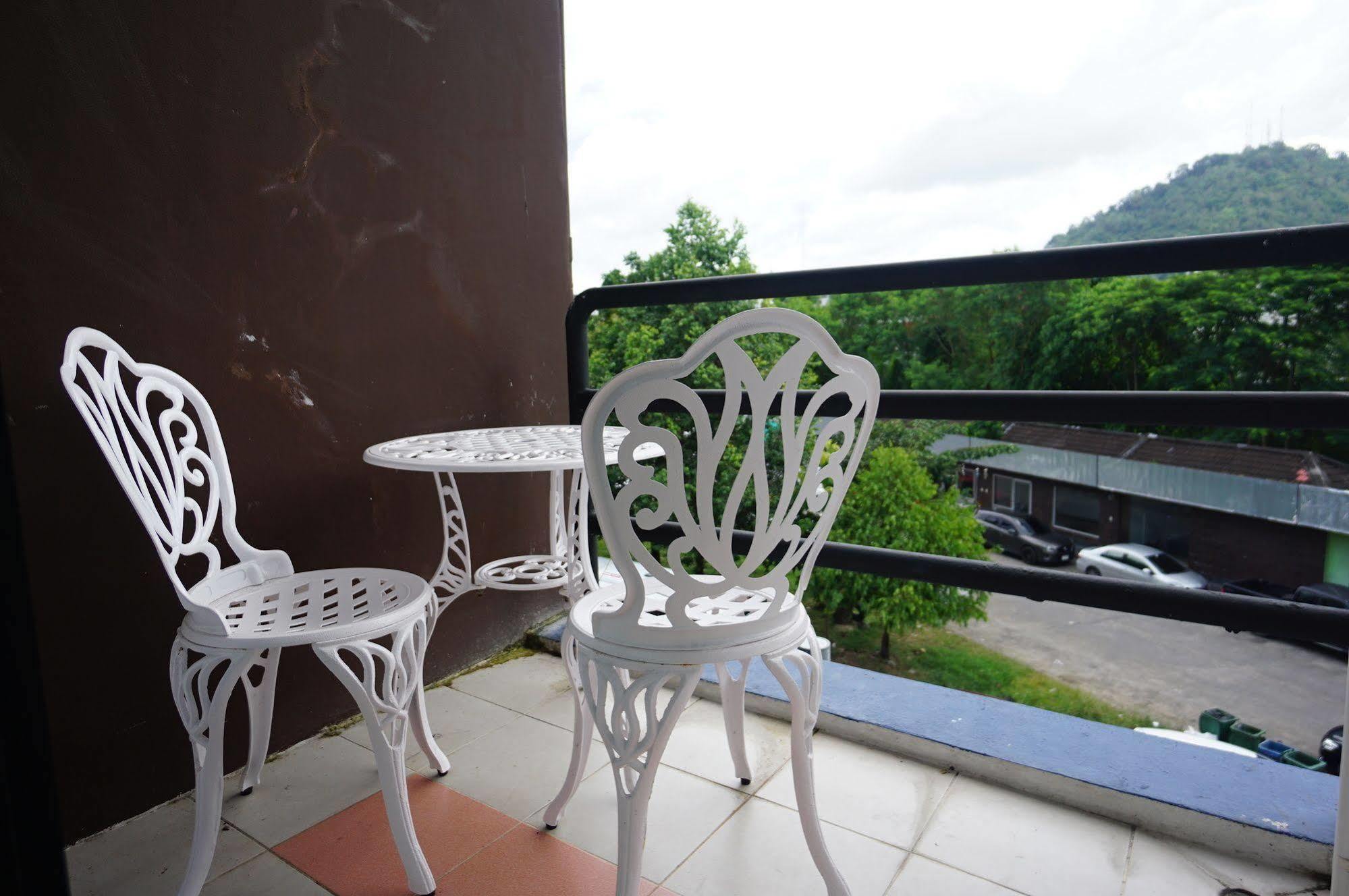 Phuthara Hostel Пхукет Экстерьер фото